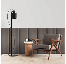 Pohled do místnosti s křeslem, stojací lampou a odkládacím stolkem