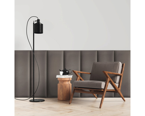 Pohled do místnosti s křeslem, stojací lampou a odkládacím stolkem