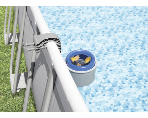 Skimmer do bazénu zavěšený na ocelovém rámovém bazénu