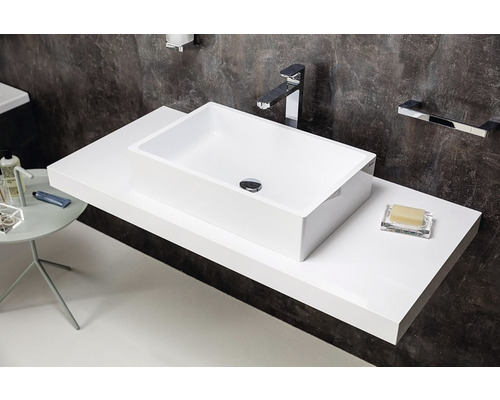 Moderní koupelna s bílým umyvadlem na desce