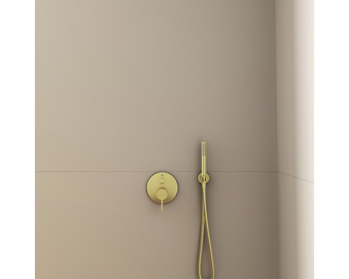 Podomítková sprchová armatura s ruční sprchou namontovanou na stěně