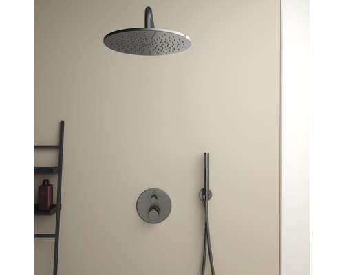 Sprchová armatura s hlavovou a ruční sprchou v koupelně