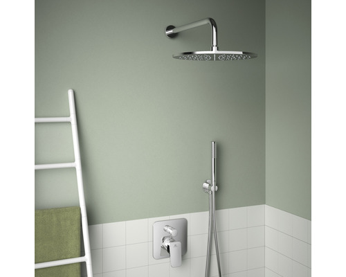 Koupelnový prostor s dešťovou sprchou, ruční sprchou, baterií a držákem na ručníky