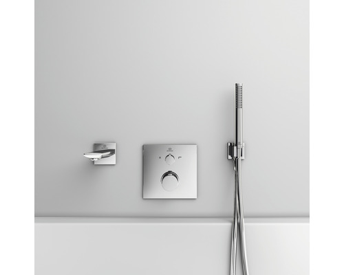 Nástěnná vanová baterie s ruční sprchou na stěně