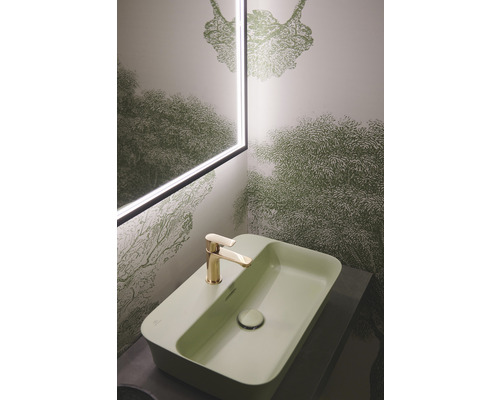 Koupelna s obdélníkovým umyvadlem na desku, baterií a osvětleným zrcadlem