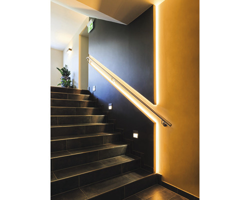 Schodiště se schody, zábradlím a LED osvětlením