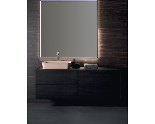 Moderní koupelna s umyvadlem, skříňkou a osvětleným zrcadlem