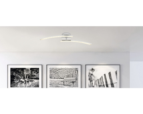 Stropní svítidlo se dvěma zakřivenými světelnými prvky v obývacím pokoji