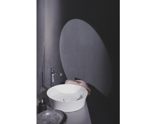 Moderní koupelna s umyvadlem na desku, baterií a zrcadlem