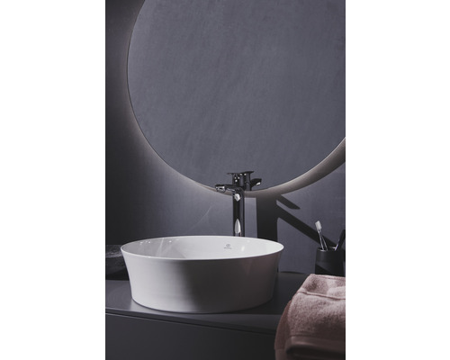 Koupelnová scéna s umyvadlem na desku, vodovodní baterií a zrcadlem