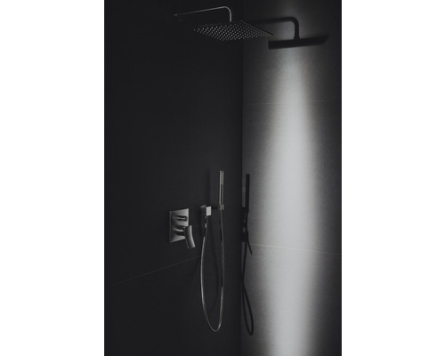 Sprchová armatura s hlavovou a ruční sprchou v koupelně