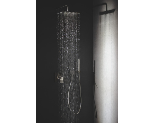 Dešťová sprcha s ruční sprchou v koupelně s tmavou stěnou