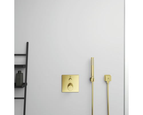 Nástěnná sprchová baterie s ruční sprchou a policí v koupelně