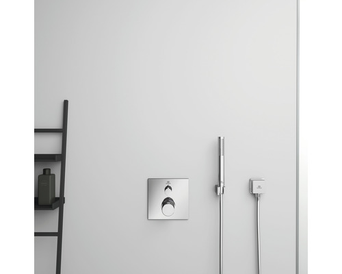 Sprchová armatura s ruční sprchou a policí v koupelně