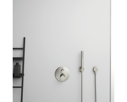 Sprchová armatura s ruční sprchou a policí v koupelně