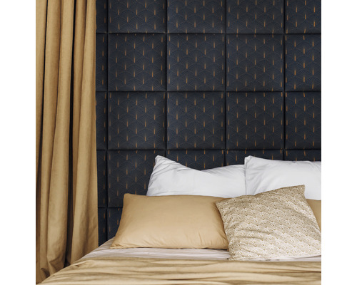 Ložnice s čalouněným čelem postele, polštáři a závěsy