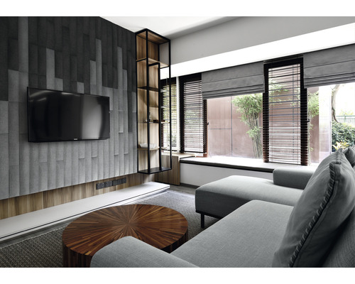 Obývací pokoj s pohovkou, televizí a regálem.