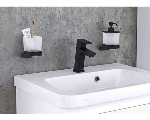 Umyvadlo s černou baterií, dávkovačem mýdla a kelímkem na zubní kartáčky