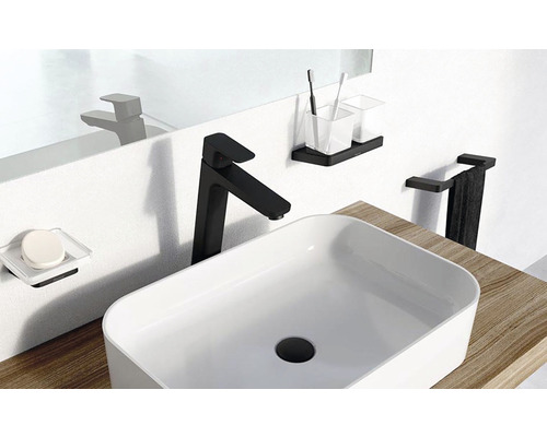 Umyvadlo s baterií, miska na mýdlo, kelímek na zubní kartáčky a držák na ručníky v koupelně