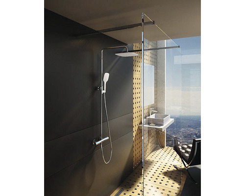 Moderní sprcha s hlavovou sprchou, ruční sprchou a skleněnou stěnou v koupelně s umyvadlem.