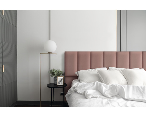 Ložnice s postelí, noční lampou a komodou