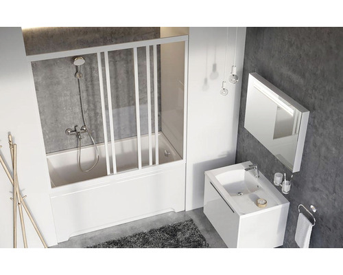 Moderní koupelna s vanou, sprchovou zástěnou, umyvadlem a zrcadlem