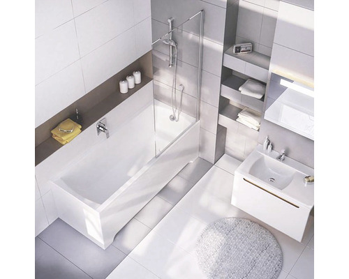 Moderní koupelna s vanou, sprchovou zástěnou, umyvadlem a policemi