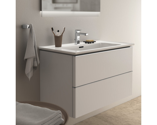 Skříňka pod umyvadlo se dvěma zásuvkami, baterií a zrcadlem ve světlé koupelně.