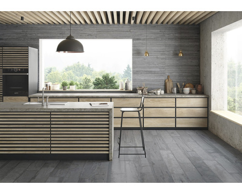 Světlá kuchyně s kuchyňským ostrůvkem, kuchyňskými skříňkami, velkým oknem a stropním svítidlem