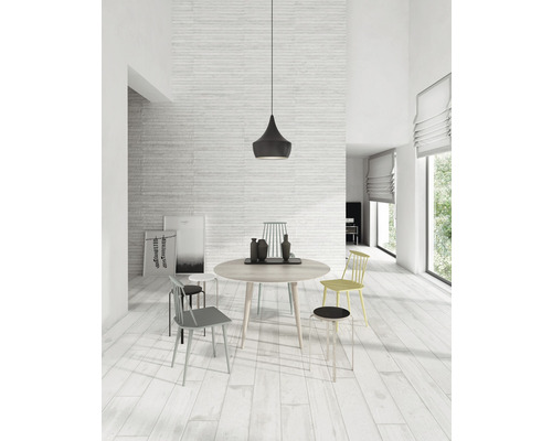 Světlá jídelna s dřevěnou podlahou, jídelním stolem, židlemi a závěsným svítidlem