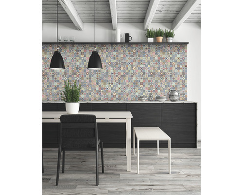 Kuchyňská scéna s jídelním stolem, židlí, lavicí a nástěnnými dlaždicemi v patchworkovém designu