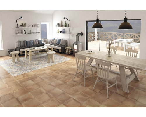 Obývací pokoj s hnědými podlahovými dlaždicemi, posezením a jídelním stolem