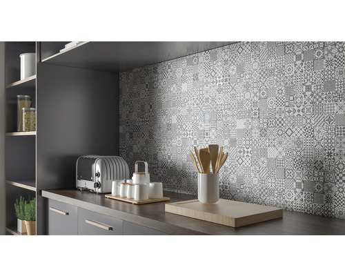 Kuchyňská scéna s dřezem, pracovní deskou, toustovačem a mozaikovými obklady jako obkladem stěn