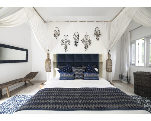 Ložnice s dvoulůžkem, nočními lampami, lapači snů a modrým textilem