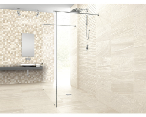 Světlá koupelna s mozaikovou stěnou, umyvadlem, zrcadlem a sprchovým koutem