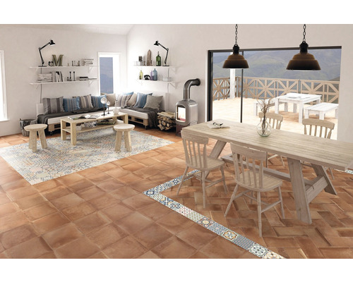 Obývací pokoj s terakotovými dlaždicemi, posezením, jídelním stolem a krbem