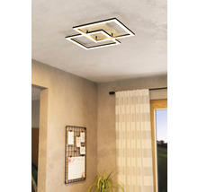Čtvercové stropní svítidlo s LED osvětlením v moderním obývacím pokoji