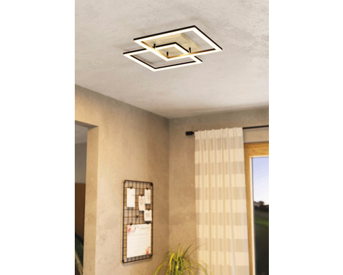 Čtvercové stropní svítidlo s LED osvětlením v moderním obývacím pokoji