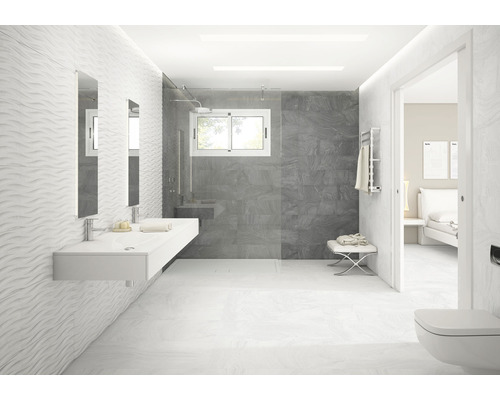 Moderní koupelna s umyvadlem, zrcadlem, sprchou a toaletou.