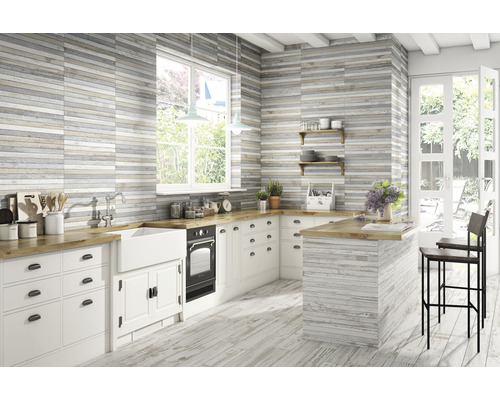 Světlá kuchyně ve venkovském stylu s dřevěnou podlahou a obklady stěn s dřevěným vzhledem