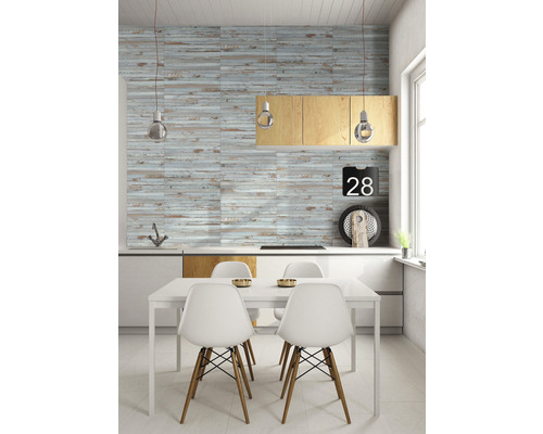 Světlá jídelna s dřevěnými obkladovými panely a jídelním stolem