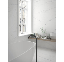 Stěnový obklad z jemné kameniny Verona blanco 32 x 62,5 cm bíle proužkovaný