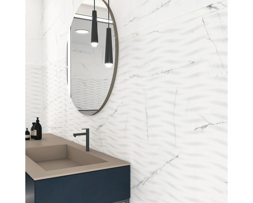 Moderní koupelna s umyvadlem, zrcadlem a bílými mramorovými obklady s vlnitým vzorem