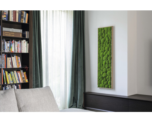 Mechový obraz na stěně v obývacím pokoji