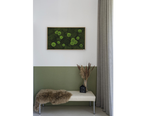 Dekorativní mechový obraz s rámem nad lavicí s kožešinou a dekorací