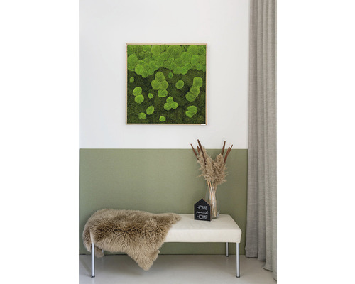 Dekorativní mechový obraz nad lavicí s ovčí kůží a vázou na květiny