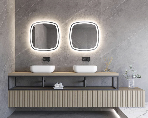 Moderní koupelna se dvěma umyvadly, osvětlenými zrcadly a dřevěným obkladem