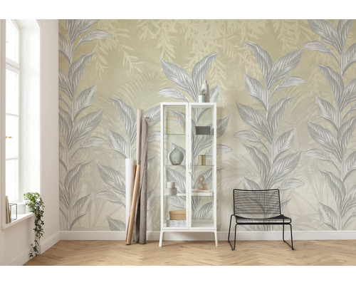 Světlá místnost s květinovou tapetou, bílou prosklenou skříní a černou židlí