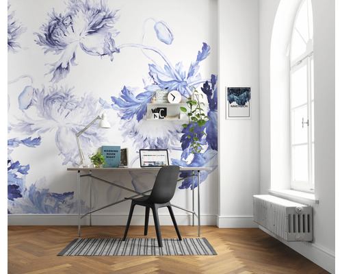 Pracovna s květinovou fototapetou, stolem a židlí