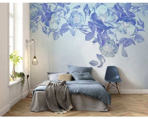 Ložnice s květinovou fototapetou, postelí a židlí